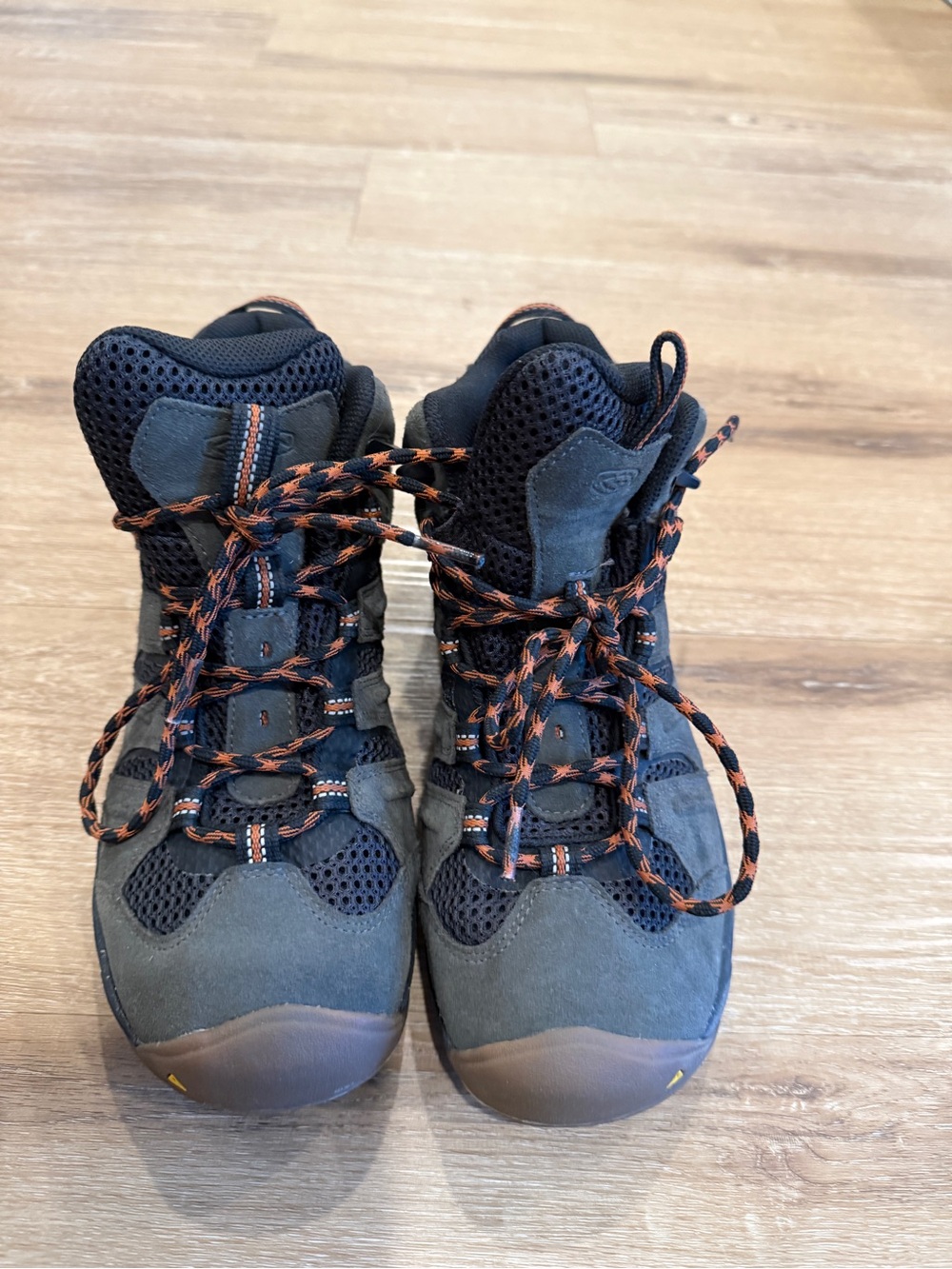 Keen Men’s size 8 Outdoor waterproof Hiking Boots. Brown and Orange. Like new.